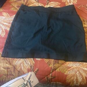 Black skirt pockets zip in the back waist  16” no tags